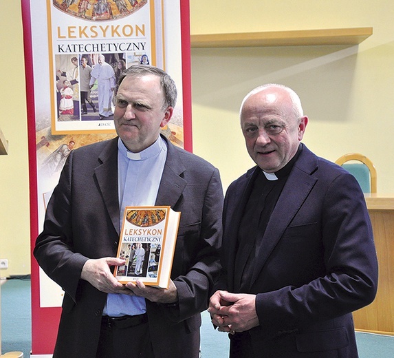 „Leksykon katechetyczny” zaprezentowali ks. prof. Jan Kochel, jeden z redaktorów dzieła, i jego wydawca ks. Leszek Skorupa.