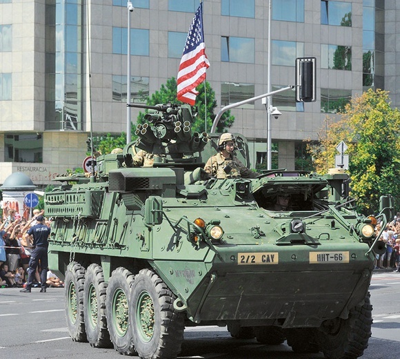 Amerykański transporter opancerzony M1126 „Stryker” na defiladzie w Warszawie.