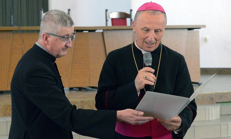 Dokumenty z nominacjami wręczał ordynariuszowi ks. prał. Marek Fituch, kanclerz Kurii Biskupiej w Radomiu.