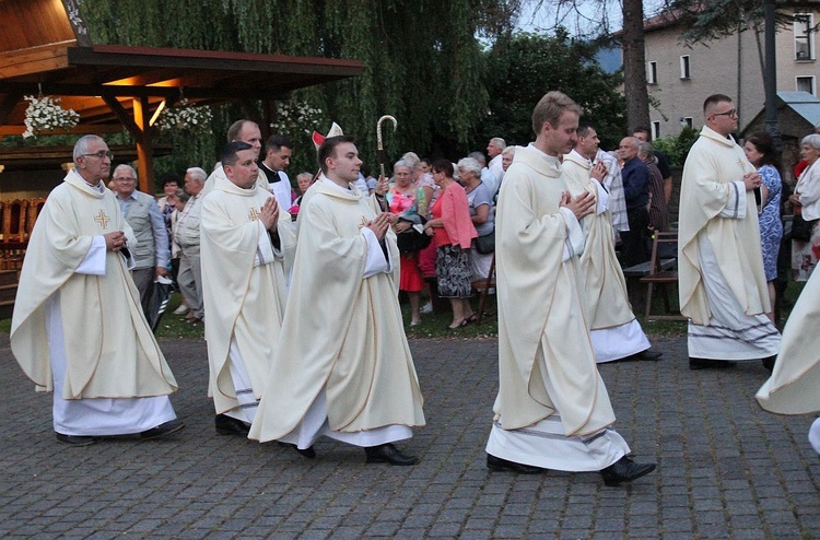 Tradycyjnie, w czerwcowym czuwaniu w Hałcnowie uczestniczyli także księża neoprezbiterzy.