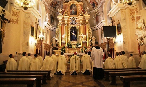 Duszpasterze przed figurą Matki Bożej Bolesnej w hałcnowskim sanktuarium.