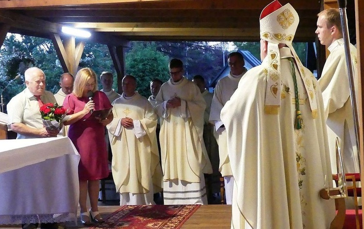 Hałcnowscy parafianie złożyli biskupowi Piotrowi Gregerowi życzenia imieninowe.