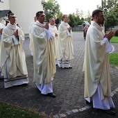 Tradycyjnie w czerwcowym czuwaniu w Hałcnowie uczestniczyli także księża neoprezbiterzy.