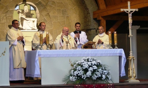 Bp Piotr Greger przewodniczył Mszy św. przy ołtarzu polowym podczas czerwcowego czuwania w Hałcnowie.