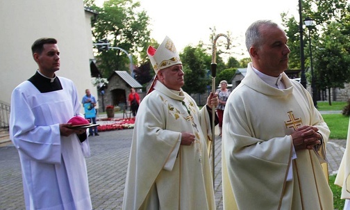 Bp Piotr Greger przewodniczył Mszy św. przy ołtarzu polowym podczas czerwcowego czuwania w Hałcnowie.