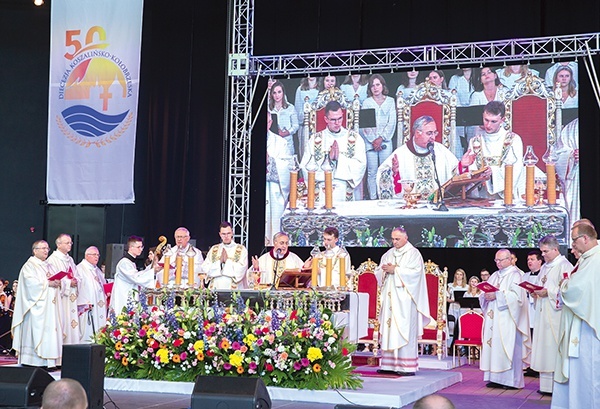 Ośmiu biskupów i ponad 100 prezbiterów koncelebrowało razem z abp. Salvatorem Pennacchio dziękczynną Eucharystię.