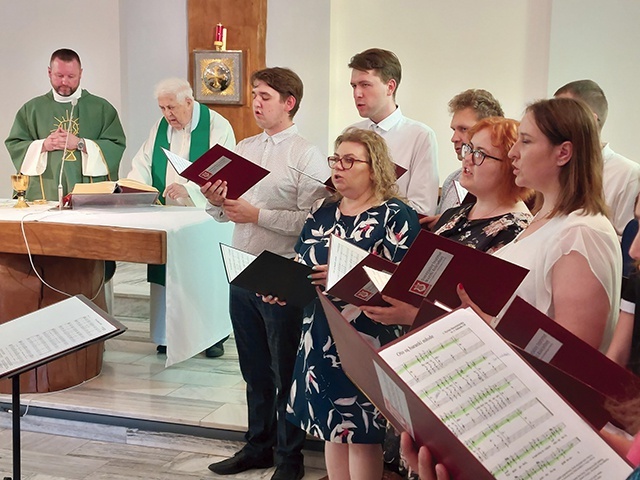 	Rok pracy w Musicum zakończyło 26 studentów. W Domu Seniora Leonianum w Sikorzu podczas Mszy św. dziękczynnej modlono się przy dźwiękach miniatur czterogłosowych w wykonaniu chóru instytutu.