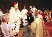 ▼	Kardynał wręczył dokument synodalny księżom dziekanom reprezentującym wszystkie dekanaty archidiecezji.