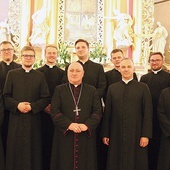 Nowo wyświęceni duszpasterze z biskupem i księdzem rektorem Sławomirem Kołatą w bielskiej bazylice.
