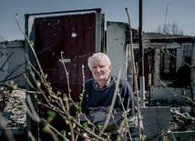 "Starzy ludzie jedzą spleśniały chleb i mieszkają w ruinach". Dramat mieszkańców Mariupola