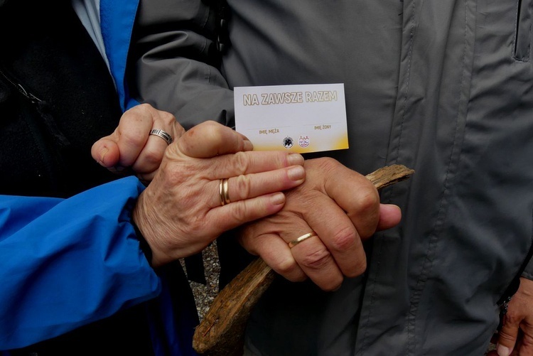 Za wszystkie małżeństwa modlą sie uczestnicy 10. Ewangelizacji w Beskidach.