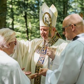 Po homilii bp Wiesław wraz z kapłanami udzielił sakramentu namaszczenia chorych kilkuset wiernym.