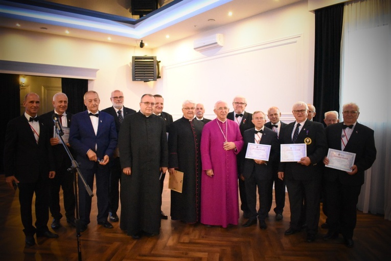 W uroczystościach uczestniczył abp Wacław Depo. Siódmy od lewej ks. inf. Stanisław Pindera, organizator i budowniczy starachowickiej parafii.