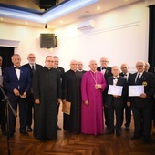 W uroczystościach uczestniczył abp Wacław Depo. Siódmy od lewej ks. inf. Stanisław Pindera, organizator i budowniczy starachowickiej parafii.