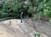 Polski cmentarz na Białorusi zrównany z ziemią. Polski dyplomata złożył tam kwiaty