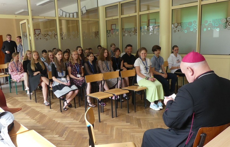 Biskup Piotr w czasie spotkania z oazowiczami w rekolekcyjnym oratorium.