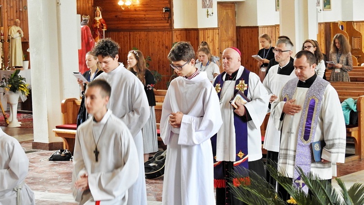 Nabożeństwo pokutne pod przewodnictwem bpa Piotra Gregera dla oazowiczów w zagórnickim kościele.