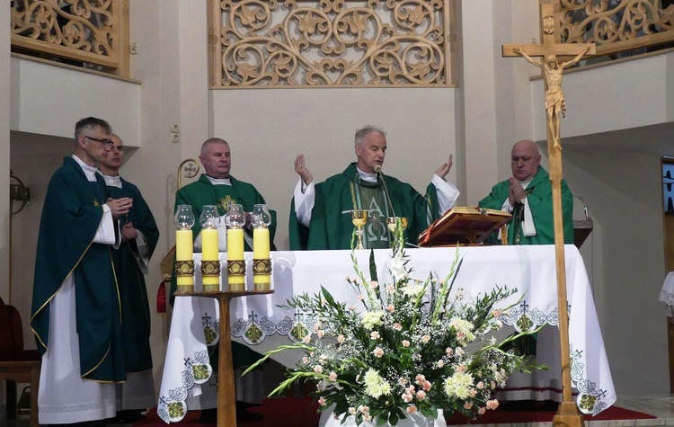 Biskupi Marian Florczyk i Piotr Greger oraz kapłani sprawujący dziś w Wiśle Mszę św. w intencji Antoniego Piechniczka.