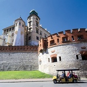 Pozostałością po Festung Krakau są m.in. zabudowania wokół wzgórza wawelskiego.