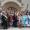 Uczestnicy spotkania przed skarżyskim sanktuarium z ks. Jerzym Karbownikiem i ks. Januszem Chyłą (trzeci od prawej).Z prawej Delegat Stanowy Krzysztof Zuba.