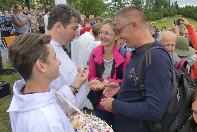 O. Jerzy Marusia OFM Conv. podczas modlitwy nad jedną z rodzin na Trzech Kopcach Wiślańskich.