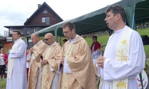 Księża, którzy modlili się z uczestnikami 10. EwB na Trzech Kopcach Wiślańskich.