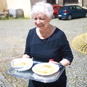 Po Mszy św. ok. 200 osób wzięło udział w uroczystym obiedzie na dziedzińcu klasztoru.