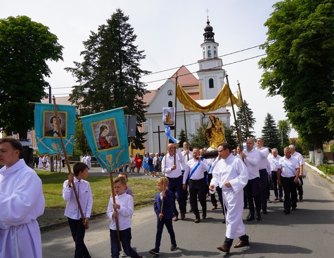 Głębowice. Szkaplerz noś, na różańcu proś