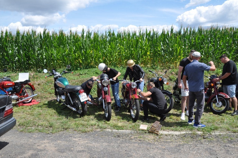 Zlot oldtimerów i święcenie pojazdów w Sławikowie