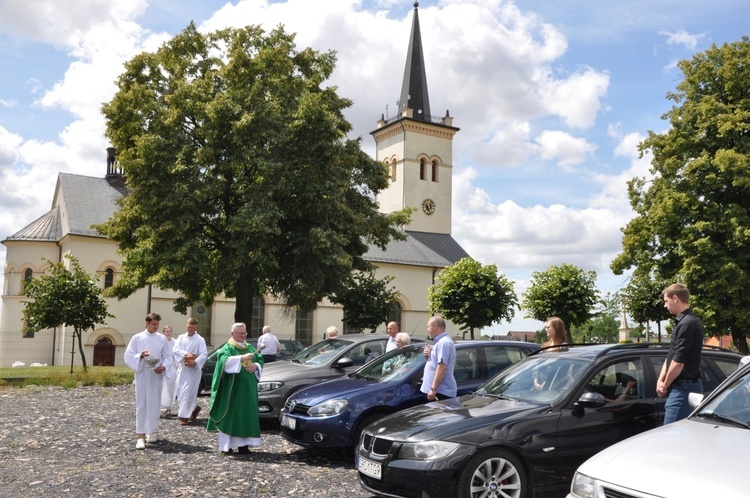 Zlot oldtimerów i święcenie pojazdów w Sławikowie