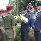 Złożenie kwiatów pod pomnikiem pomordowanych.