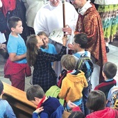 Uczestnicy Oazy Dzieci Bożych rozmawiają  po Mszy św.  z abp. Adrianem.