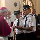 ►	Biskup uhonorował m.in. strażaków z OSP Krzydłowice.