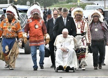Papież z rdzennymi mieszkańcami Kanady
