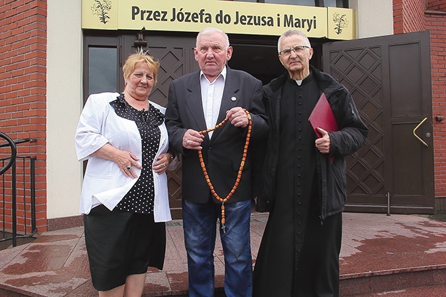 ▲	Urszula i Edward Żyłowie oraz kustosz sanktuarium ks. Władysław Stec-Sala.