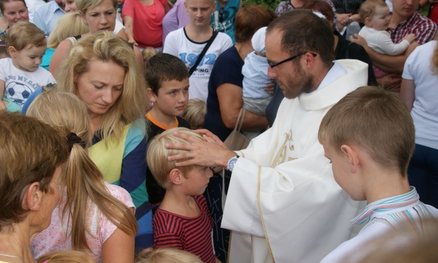 Błogosławieństwo dzieci na odpuście w kaplicy św. Anny w Radziechowach.