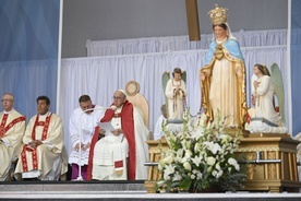 Papież wygłasza homilię