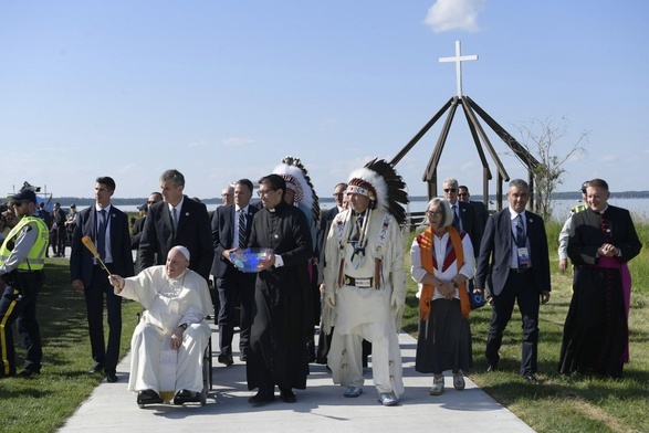 Papież z przedstawicielami ludów tubylczych nad Jeziorem św. Anny