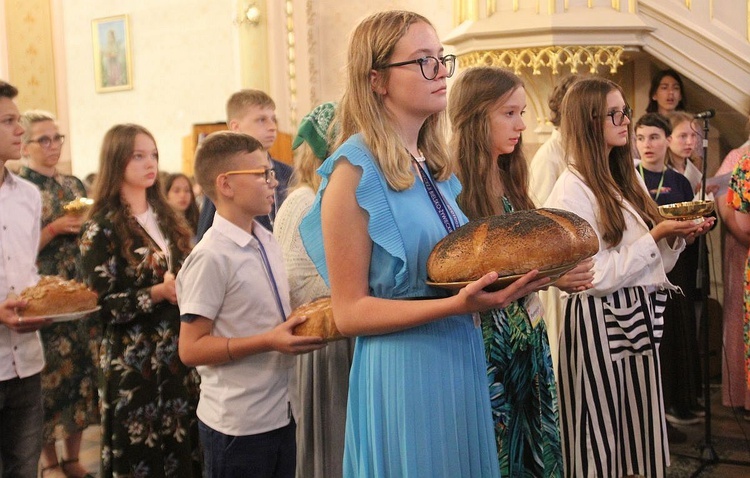 Oazowicze podczas procesji z darami na Mszy św. w rajczańskim sanktuarium.