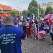 Katowice. Protest OPZZ i ZNP przed Śląskim Urzędem Wojewódzkim [ZDJĘCIA]