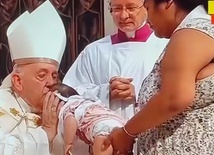 Wzruszające nagranie z Kanady: Papież błogosławi niepełnosprawne niemowlę