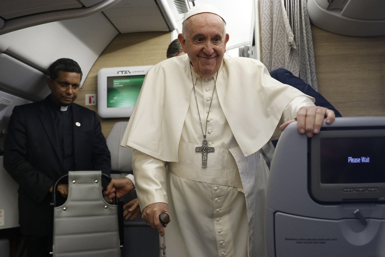Papież powrócił do Rzymu z Kanady