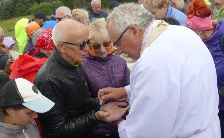 Ks. kan. Henryk Zątek namaszcza olejkiem radości uczestników piątego spotkania 10. EwB.