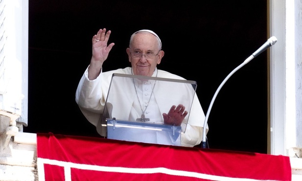 Papież pozdrawia przybyłych na modlitwę
