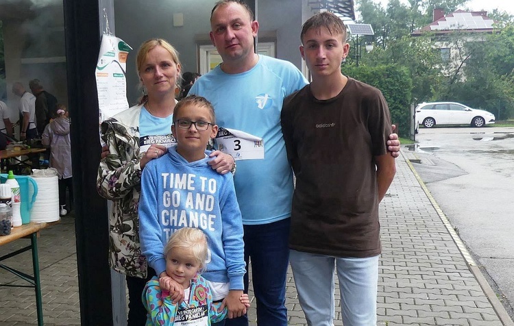 Współinicjatorzy Fundacji "Krzyż Dziecka" Lidia i Maciej Derbinowie z dziećmi: Adamem, Krzysiem i Tosią.