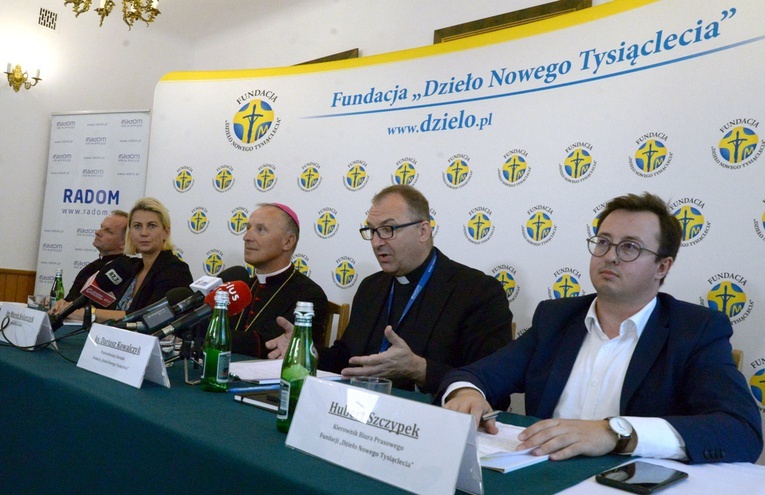 Konferencja prasowa była podsumowaniem letnich obozów dla młodych z Ukrainy w wieku 12-18 lat, które odbyły się w Opolu, Warszawie i Radomiu.