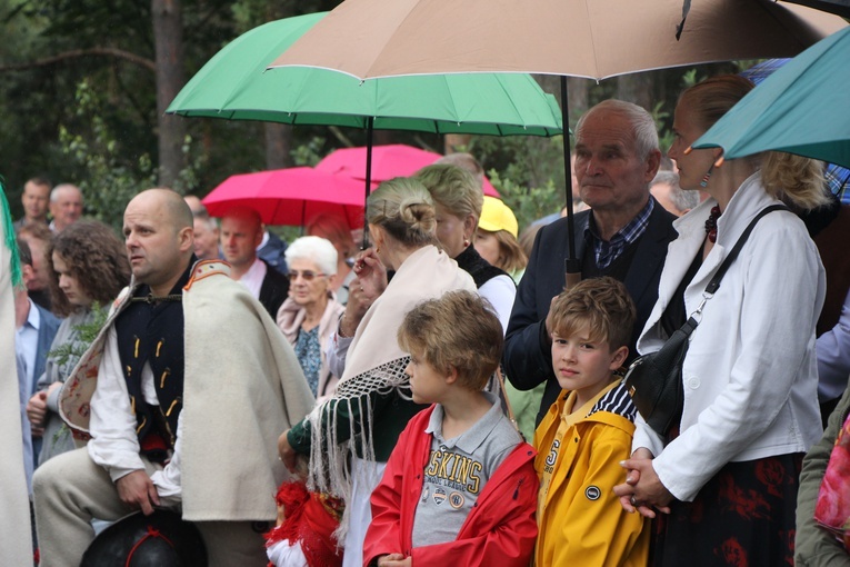 Ochotnica Górna. Poświęcenie odnowionego krzyża