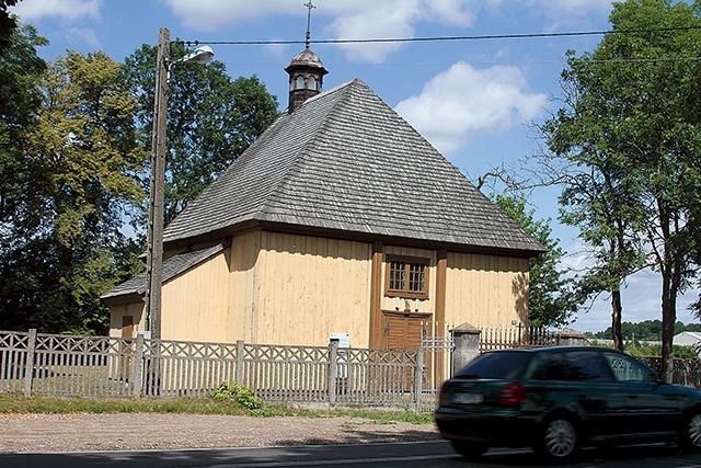 Kaplica stoi przy ruchliwej trasie z Ciechanowa do Przasnysza.