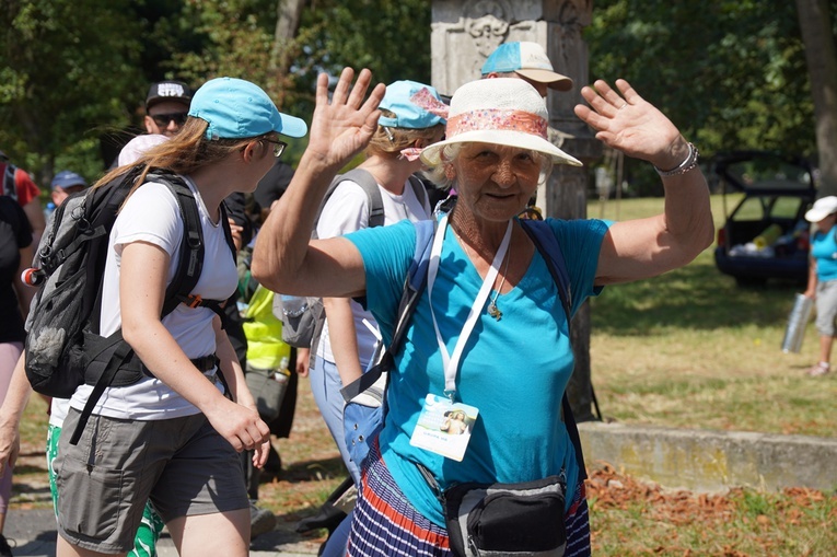 PPW 2022 - Msza św. w Karwińcu, poczęstunek i dalej w drogę