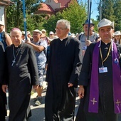 Na pątniczy szlak pielgrzymów wyprowadzili duszpasterze.